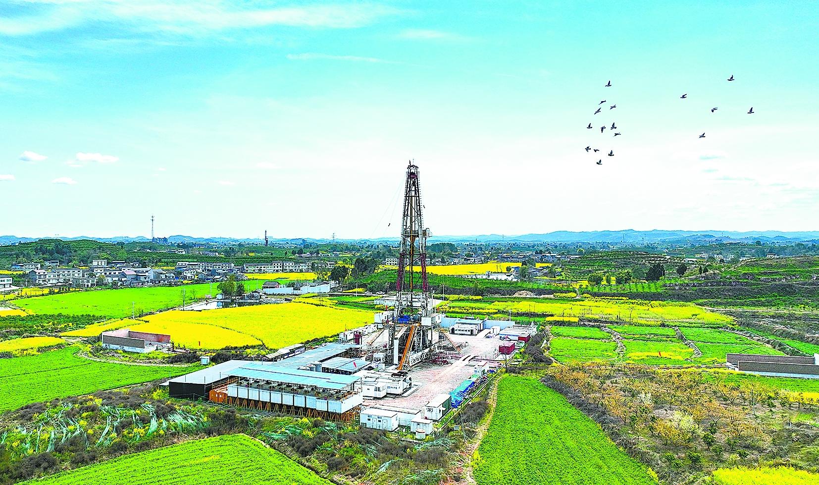 巴山蜀水，沃土藏金。“十四五”以來，中國石化駐川企業(yè)秉持“在川興川、賦能興川”理念，扎實做好能源保障、科技創(chuàng)新、綠色發(fā)展、服務民生等各項工作，累計探明天然氣儲量7077億立方米，生產(chǎn)天然氣800億立方米，供應成品油2288萬噸，繳納稅費超200億元，投入鄉(xiāng)村振興幫扶資金超1.3億元，助力譜寫中國式現(xiàn)代化四川新篇章。圖為中國石化西南油氣分公司合興場氣田新盛201井施工現(xiàn)場。