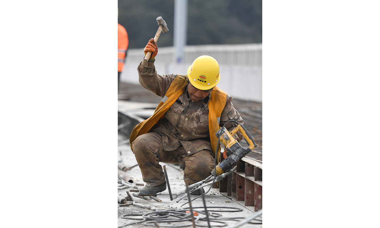 圖為2月17日，杭紹臺鐵路中鐵建大橋局參建工人在位于浙江紹興上虞區境內的蔣村溪特大橋進行軌道施工作業。（新華社記者 黃宗治 攝）