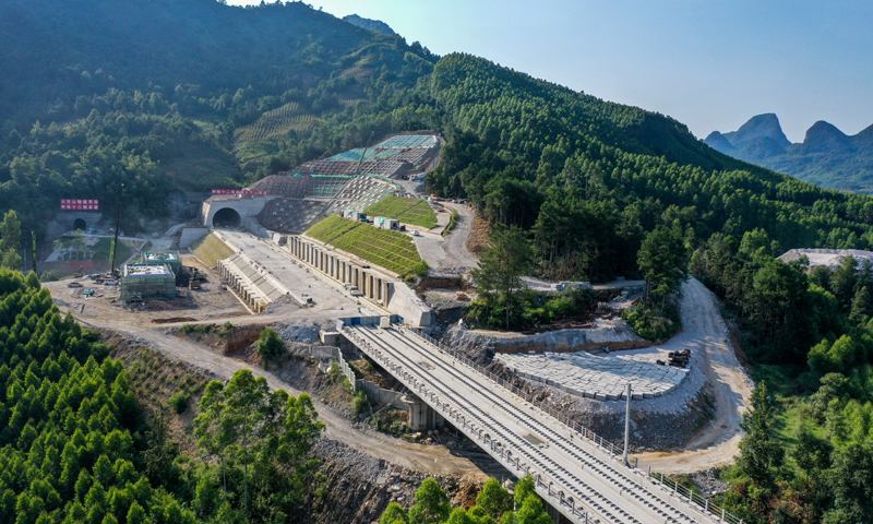 建設中的貴南高鐵大方山隧道（8月3日攝，無人機照片）。新華社記者 曹祎銘 攝