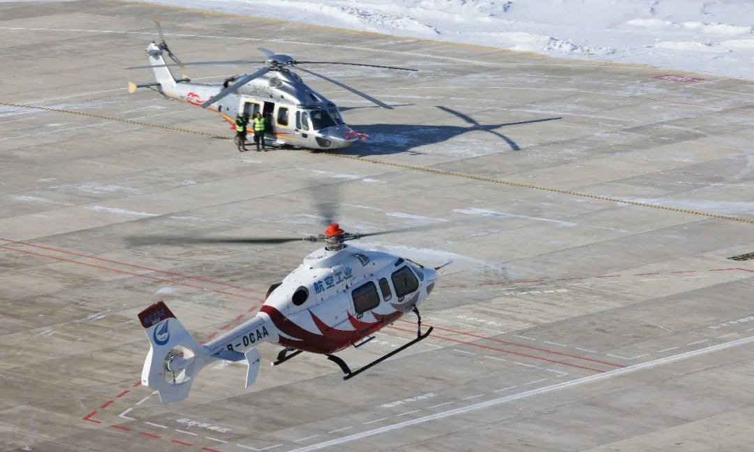 近日，“吉祥鳥”AC332、AC352兩型民用直升機在建三江濕地機場“會師”成功，并按項目計劃分別開展試飛工作。