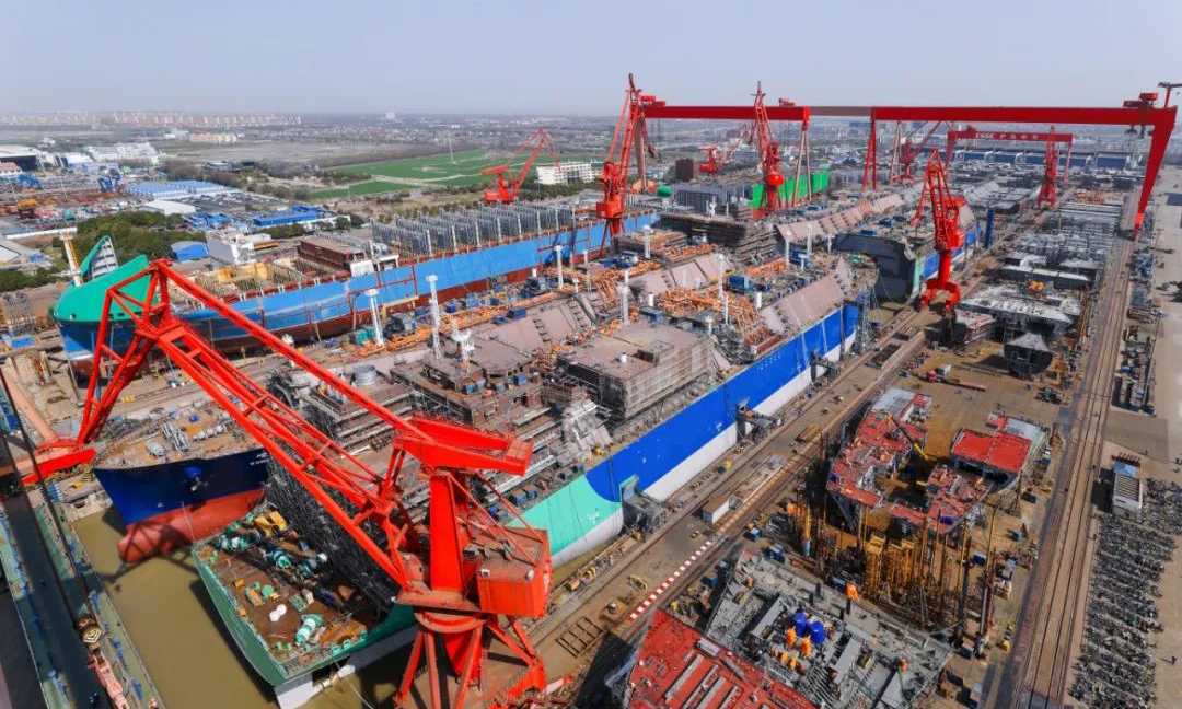 2024年是滬東中華實施LNG運輸船建造產(chǎn)能倍增戰(zhàn)略的關鍵提升年。目前，該公司同時在建的LNG運輸船數(shù)量達到16艘，全年計劃完工8艘，力爭創(chuàng)造中國船企LNG運輸船年度完工交船新紀錄。