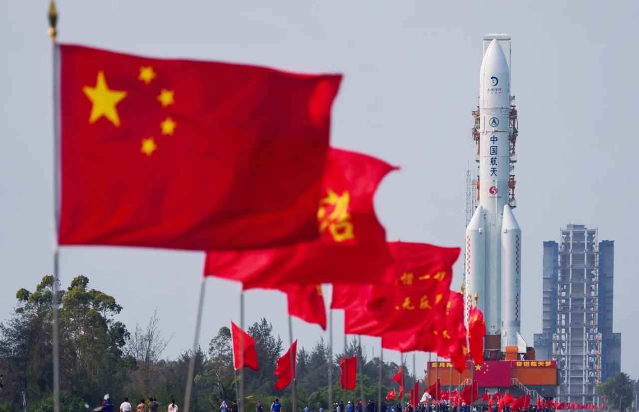 4月27日，嫦娥六號(hào)探測器和長征五號(hào)遙八運(yùn)載火箭在中國文昌航天發(fā)射場完成技術(shù)區(qū)相關(guān)工作后，器箭組合體垂直轉(zhuǎn)運(yùn)至發(fā)射區(qū)，計(jì)劃5月初擇機(jī)實(shí)施發(fā)射。