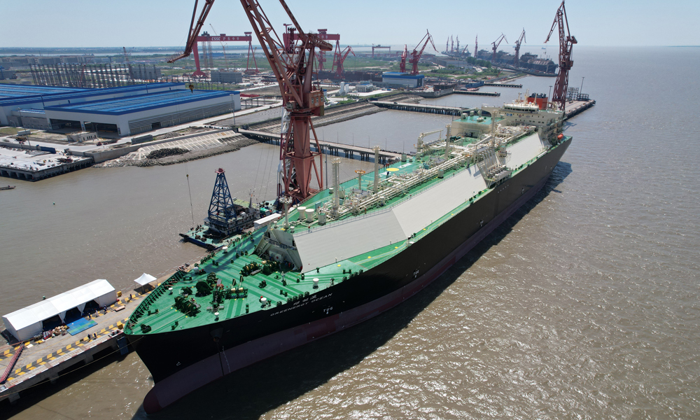 5月15日，我國最大規(guī)模LNG（液化天然氣）運輸船建造項目——中國海油液化天然氣運輸船項目首制船“綠能瀛”號在上海市長興島成功交付，標志著我國新建大型液化天然氣運輸船取得新進展?！熬G能瀛”號總長達299米，寬度46.4米，一艘船的用鋼材量達到25000噸。甲板面積相當于3個標準足球場，可裝載17.4萬立方米液化天然氣，能夠滿足700萬個家庭一個月的用氣需求。
