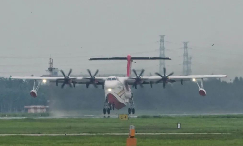 日前，由航空工業自主研制的大型水陸兩棲飛機“鯤龍”AG600在江西南昌成功完成高溫高濕飛行試驗。
