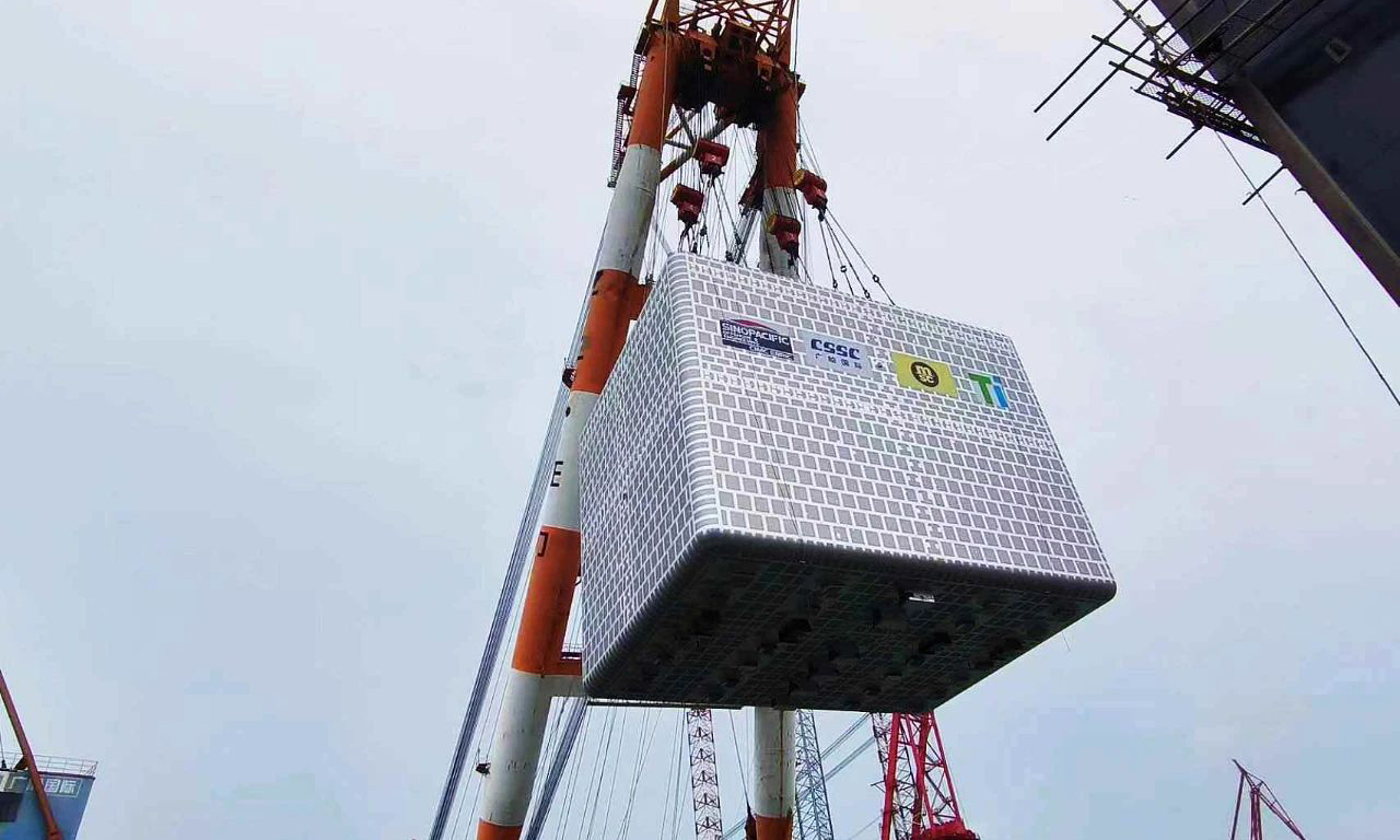 目前，市場主流LNG艙室為薄膜艙與獨立艙，其中獨立艙分為A型、B型、C型。航運市場應用的B型艙主要有兩種，一種是球形燃料艙，簡稱“MOSS艙”，另一種是棱柱型燃料艙，簡稱“SPB艙”。SPB艙集成了薄膜艙和MOSS艙的優點，其棱柱結構保證了高容積利用率和低空氣吃水，同時其內部具有橫向擋板和中縱艙壁，即使在部分裝載工況下，也可以有效減少液體晃蕩。這次廣船國際吊裝的LNG燃料艙為B型SPB艙。