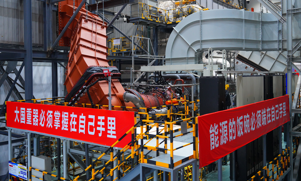 11月25日，由東方電氣集團(tuán)自主研制的國內(nèi)首臺(tái)15兆瓦重型燃?xì)廨啓C(jī)（以下簡(jiǎn)稱G15）在四川德陽整機(jī)首次點(diǎn)火成功，標(biāo)志著東方電氣集團(tuán)率先在國內(nèi)實(shí)現(xiàn)自主重型燃?xì)廨啓C(jī)成熟化、系列化、譜系化布局，我國重型燃?xì)廨啓C(jī)產(chǎn)業(yè)鏈發(fā)展邁出了堅(jiān)定一步。圖為G15試驗(yàn)臺(tái)位及試驗(yàn)臺(tái)位上的G15本體。