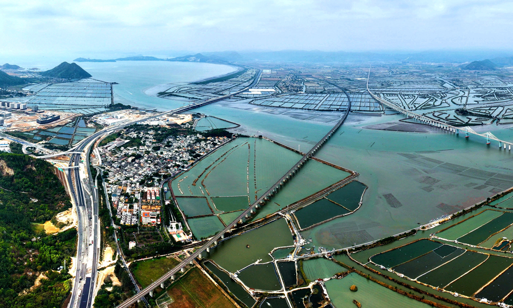 長沙灣跨海特大橋緊鄰出海口，潮汐頻繁，潮差流速大，水文條件復(fù)雜，且易受臺風(fēng)、雷暴、高溫、強(qiáng)對流等惡劣天氣影響，施工難度大、安全風(fēng)險高。建設(shè)過程中，項目團(tuán)隊不斷優(yōu)化施工方案，采用正裝結(jié)構(gòu)分析預(yù)測進(jìn)行連續(xù)梁線型控制仿真分析，采用自動化測溫系統(tǒng)等智能手段進(jìn)行實時監(jiān)控量測，并在現(xiàn)場增設(shè)專職測量和技術(shù)管理人員，對梁段標(biāo)高、環(huán)境溫度、混凝土配合比等進(jìn)行跟蹤觀測和適時調(diào)整，最終實現(xiàn)了主跨精準(zhǔn)合龍。