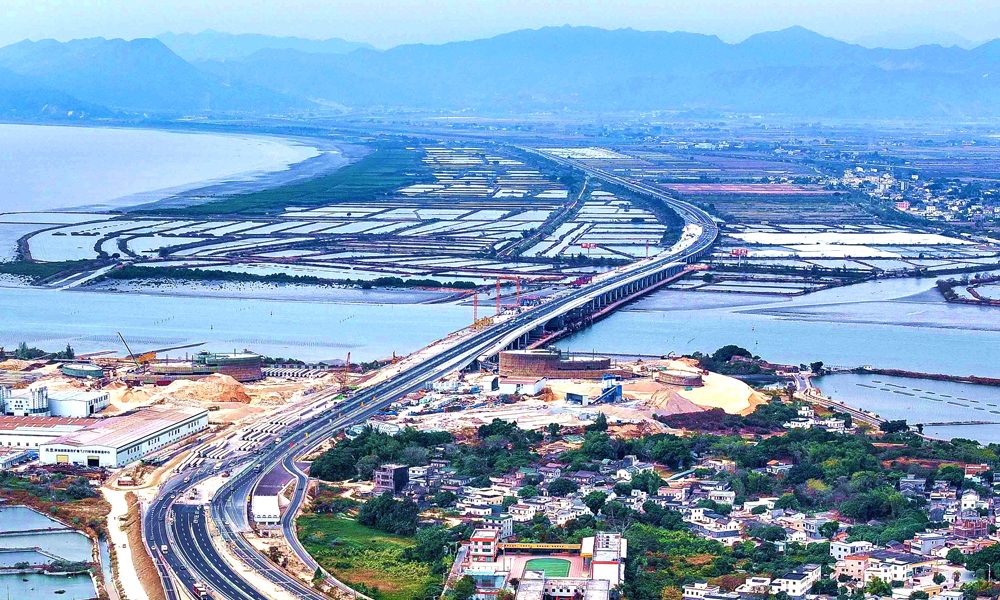 據(jù)悉，深汕西高速改擴(kuò)建項目建成通車后，將有效提升國家公路大通道的通行能力和服務(wù)水平，推動深汕特別合作區(qū)及粵港澳大灣區(qū)的經(jīng)濟(jì)發(fā)展和產(chǎn)業(yè)升級，助力深圳建設(shè)中國特色社會主義先行示范區(qū)、構(gòu)建廣東省“一核一帶一區(qū)”區(qū)域發(fā)展新格局。