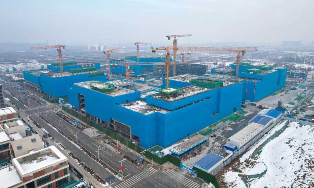 由中建二局承建的國家電網(wǎng)能源互聯(lián)網(wǎng)產(chǎn)業(yè)雄安創(chuàng)新中心項目，總建筑面積約19.8萬平方米，包含4棟產(chǎn)業(yè)科研樓、1棟會議展示中心。該項目是雄安新區(qū)首個全智慧園區(qū)和直流零碳建筑，建成后將成為國際領(lǐng)先的新興產(chǎn)業(yè)創(chuàng)新中心，服務(wù)“雙碳”示范中心和創(chuàng)新成果展示中心，助力雄安新區(qū)搶占能源互聯(lián)網(wǎng)科技制高點，構(gòu)建現(xiàn)代產(chǎn)業(yè)體系，打造國際領(lǐng)先的零碳園區(qū)和能源互聯(lián)網(wǎng)技術(shù)策源地。