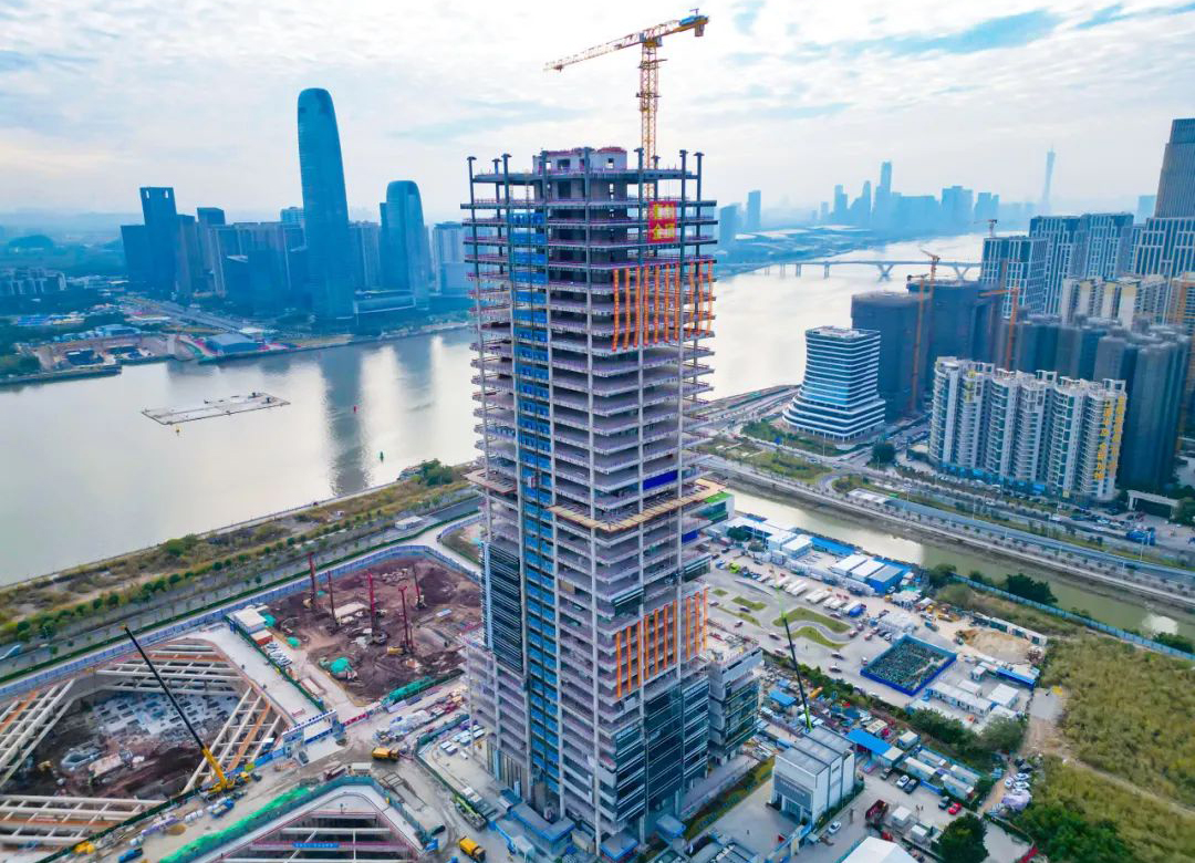 中建四局科創(chuàng)大廈項目是國內(nèi)首座超150米近零能耗建筑，項目位于廣東省廣州市，總建筑面積約10.4萬平方米，高176米，地下3層，地上36層。大樓以“節(jié)節(jié)攀升、凌云直上”為設(shè)計概念，呈現(xiàn)出自然挺拔、直入云霄的建筑造型，以“建筑科技典范，創(chuàng)新總部標桿”為定位，力求以最少的資源消耗，最大程度實現(xiàn)項目的實用性和功能性，打造一座面向未來的超甲級寫字樓。