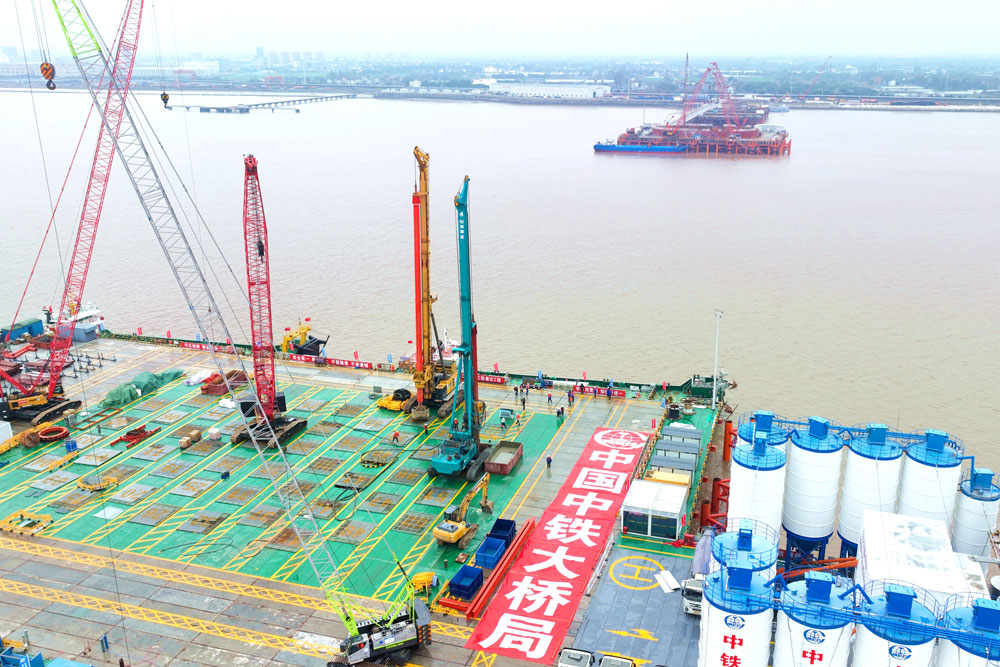 2月22日，中鐵大橋局施工的杭州灣跨海鐵路橋北航道橋9號(hào)主塔墩首個(gè)鉆孔樁正式開鉆。杭州灣跨海鐵路橋全長(zhǎng)29.2公里，包含7個(gè)主塔墩。北航道橋主跨450米，包含8號(hào)和9號(hào)兩個(gè)主塔墩及4個(gè)邊輔墩。大橋建成后將成為世界最大跨度無砟軌道雙塔雙索面鋼箱-鋼桁組合梁斜拉橋。此次施工的9號(hào)主塔墩設(shè)計(jì)樁徑2.5米、樁長(zhǎng)126米，鉆孔深度達(dá)147.72米。