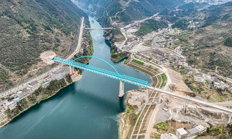 目前，由中鐵大橋局承建的渝湘高鐵清水坪烏江特大橋建設項目進入收尾階段，現場工人們正在有序開展局部檢測和施工，為渝湘高鐵重慶至黔江段進入下一階段的鋪軌施工奠定基礎。圖為3月16日拍攝的建設中的渝湘高鐵清水坪烏江特大橋（無人機照片）。新華社記者 唐奕 攝