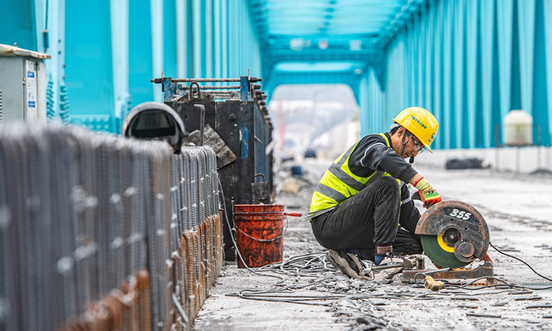 渝湘高鐵重慶至黔江段是我國“八縱八橫”高速鐵路網中廈渝通道的重要組成部分。項目建成后，將填補渝東南武陵山區城鎮群高鐵空白，重慶黔江至主城區的旅行時間將從現在的4小時縮短至1小時以內。圖為3月16日，工人在渝湘高鐵清水坪烏江特大橋建設現場施工作業。新華社記者 唐奕 攝