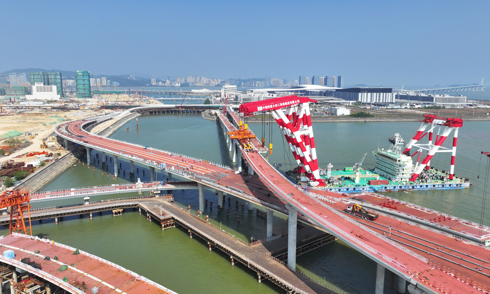 3月18日，中國(guó)中鐵旗下中鐵工業(yè)參建的連接澳門和氹仔的第四條跨海大橋——澳氹四橋全橋合龍，這也是澳門首條雙向八車道跨海大橋。澳氹四橋位于澳門友誼大橋東側(cè)，橫跨外港航道和澳門水道，將澳門海、陸、空三個(gè)重要口岸相連，是構(gòu)建澳門城市交通體系的關(guān)鍵節(jié)點(diǎn)。大橋主線全長(zhǎng)3.085公里，其中跨海段長(zhǎng)2.86公里，主橋?yàn)橄鲁惺戒撹鞓蛄海L(zhǎng)1370米，設(shè)置通航孔橋兩座，主跨280米，橋梁主體結(jié)構(gòu)使用高性能橋梁鋼，整體構(gòu)造輕質(zhì)高效，結(jié)構(gòu)設(shè)計(jì)使用年限100年。