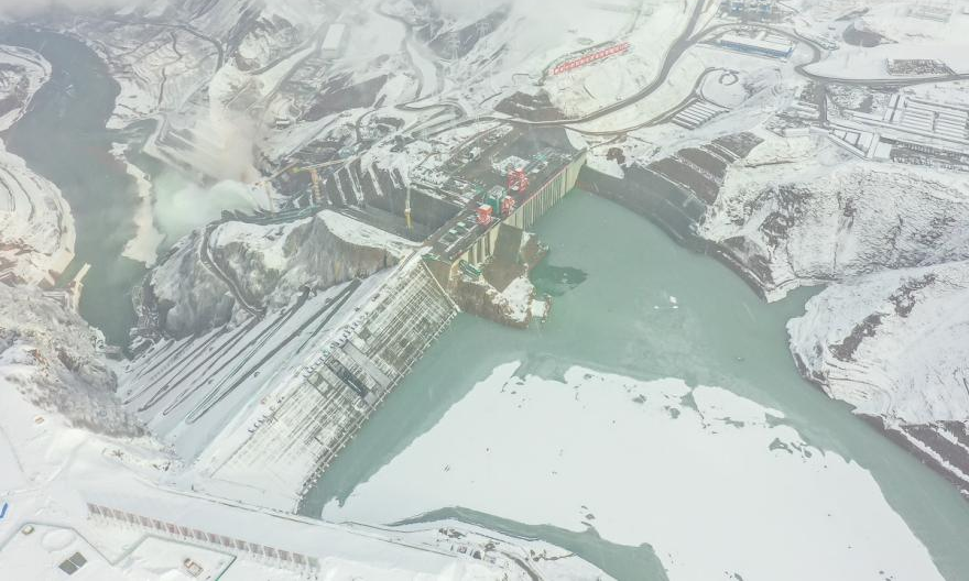 國(guó)家能源集團(tuán)青海公司瑪爾擋水電站是國(guó)家和青海省重點(diǎn)能源項(xiàng)目，是黃河流域在建海拔最高、裝機(jī)最大的水電站，是國(guó)家能源集團(tuán)在青打造的首個(gè)千萬(wàn)千瓦級(jí)全清潔能源一體化基地的核心工程。電站首臺(tái)機(jī)組將于4月1日發(fā)電。全部機(jī)組投產(chǎn)發(fā)電后，預(yù)計(jì)年發(fā)電量73.04億千瓦時(shí)，每年可節(jié)約標(biāo)準(zhǔn)煤約220萬(wàn)噸，減排二氧化碳約816萬(wàn)噸。圖為3月24日，瑪爾擋水電站項(xiàng)目現(xiàn)場(chǎng)全景。