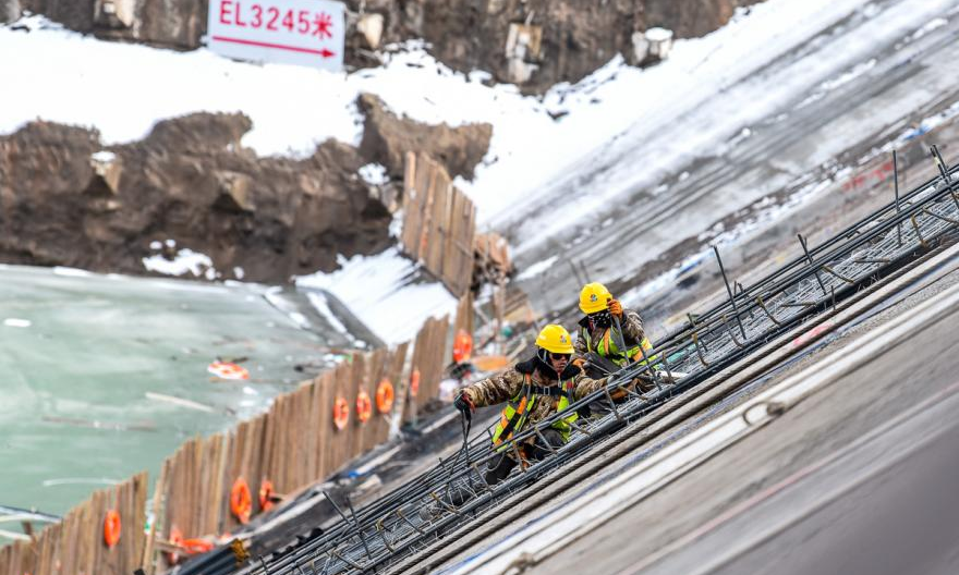 3月24日，青海公司瑪爾擋水電站施工人員冒雪綁扎鋼筋。