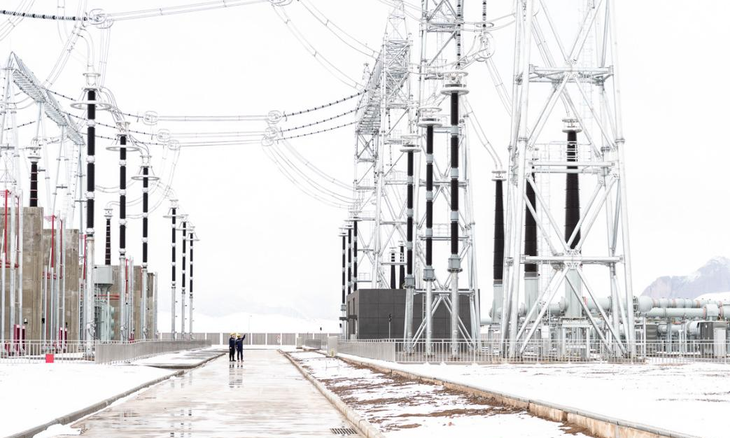3月24日，青海公司瑪爾擋水電站750千伏云杉變電站運(yùn)行人員正在巡視排查雪后設(shè)備運(yùn)行情況。
