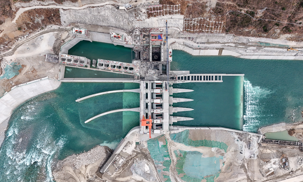華能硬梁包水電站位于四川省甘孜州瀘定縣境內，屬于國家“十三五”水電重點項目，是大渡河干流梯級調整規劃28級開發方案中的第14級電站，也是中國華能在川開發的首座百萬千瓦級裝機水電站。圖為華能硬梁包水電站首部樞紐航拍。