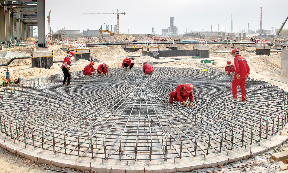 截至目前，廣西石化煉化一體化轉型升級項目正處于土建地下工程收官階段，中國寰球工程有限公司承建各裝置總體進度已達31.82%。全體參建人員正星夜鏖戰，向著4月30日前實現項目土建地下工程收官目標發起沖鋒。圖為施工人員進行塔器基礎鋼筋綁扎工作。
