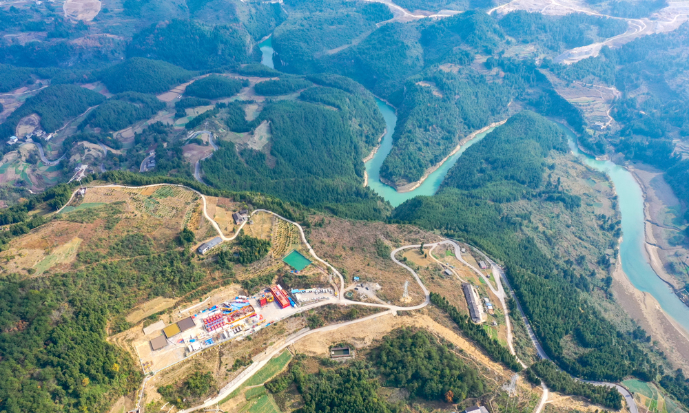 南川頁巖氣田應用全電動壓裂泵進行儲層改造現場。