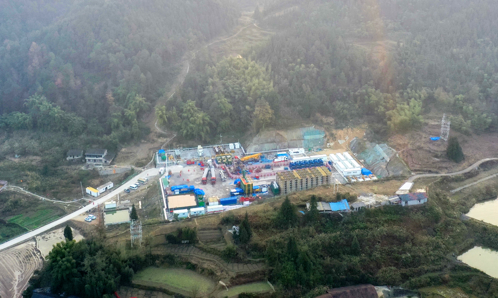 南川頁巖氣田應用全電動壓裂泵進行儲層改造現場。