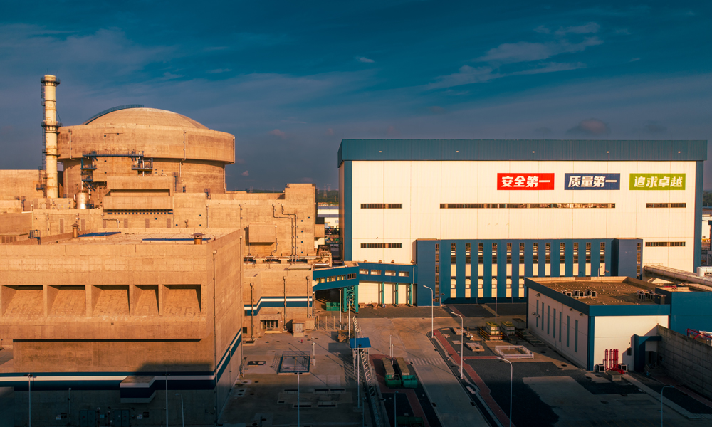 防城港核電站4號機組于2016年12月23日開工建設，建設過程中全面落實中廣核“華龍一號”首堆經(jīng)驗反饋，在設計、安全管控、施工管理等方面不斷提升，實現(xiàn)了“華龍一號”示范機組“一臺比一臺好”的建設目標。