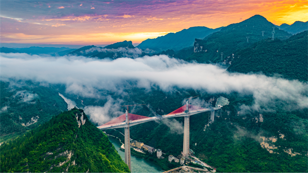 磨寨烏江特大橋是亞洲第一高墩矮塔斜拉橋，位于重慶市彭水縣，跨越烏江后上跨G211國道，全長708米，最大墩高216米，橋塔高44米，索塔頂距離烏江水面約320米，為典型的超高墩、大截面，地處烏江“V”字形深切河谷、地勢陡峭，設(shè)計施工難度大。