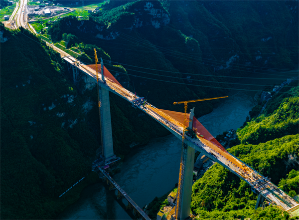 目前，渝湘復(fù)線高速公路彭水至酉陽段線路45座橋梁、26座隧道、7處互通式立交等主體工程已施工完成，正在加緊施工路面、機電、交安、房建等工程。據(jù)悉，渝湘復(fù)線高速公路項目建成后將有效縮短渝東南地區(qū)與重慶主城經(jīng)濟圈的距離，增強渝東南地區(qū)各區(qū)縣的緊密聯(lián)系，有效緩解既有渝湘高速公路擁堵狀況，對進一步開發(fā)沿線旅游資源、推進交旅融合、帶動沿線經(jīng)濟社會持續(xù)快速發(fā)展等具有深遠意義。