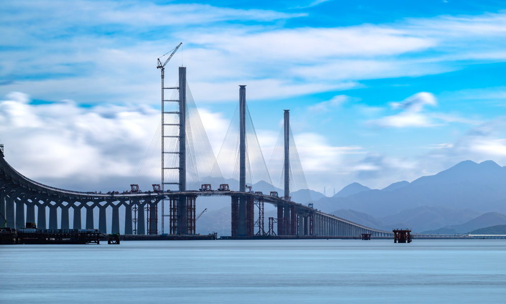 據悉，黃茅海跨海通道是《粵港澳大灣區發展規劃綱要》發布后首個開工建設的跨海通道工程，也是港珠澳大橋的西延線，路線全長約31公里，海域段長度約15公里，設置高欄港大橋和黃茅海大橋2座主橋，預計2024年底建成通車，屆時將與港珠澳大橋、深中通道、虎門大橋等組成大灣區跨海跨江通道群，助力建設世界級交通樞紐，為大灣區區域發展貢獻交通動力。