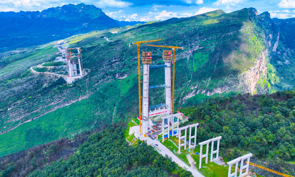 近日，中國中鐵旗下中鐵廣州局承建的貴州安順至盤州高速公路控制性工程天門特大橋盤州岸主塔封頂，大橋建設取得階段性成果。