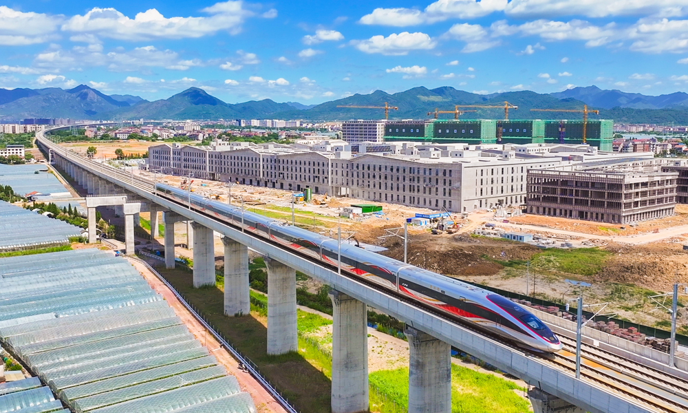 杭溫高鐵新建正線長度約260公里，設計時速350公里，全線設9個車站，工程分兩期建設，一期為義烏至溫州段，于2020年6月全線開工建設；二期為杭州至義烏段，于2021年9月全線開工建設。圖為列車通過杭溫高鐵浦江特大橋。