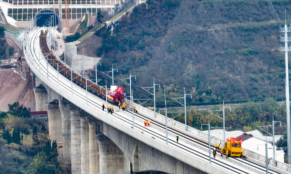 在施工過程中，中國鐵建建設者研發出長大隧道綠色增能新型通風及氣載粉塵抑制關鍵技術和裝備，有效解決長大隧道通風困難、通風能耗高等難題；創新采用BLCP500型本鄰兩線鋪軌機組進行鋪軌施工，可滿足無砟、有砟軌道本線和鄰線長鋼軌鋪設等多種工況的施工作業，實現“走單線鋪雙線”的跨線鋪軌，大幅提升鋪軌施工效率，降低安全風險。圖為杭溫鐵路二期鋪軌現場。