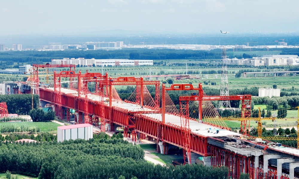 濟(jì)陽(yáng)黃河公鐵兩用特大橋位于濟(jì)南市北約30公里處，連接遙墻機(jī)場(chǎng)站與濟(jì)陽(yáng)站，全長(zhǎng)13.863公里，為濟(jì)濱高鐵關(guān)鍵控制性工程。該橋是世界上跨度最大的塔梁固結(jié)、塔墩分離體系公鐵合建、四塔三主跨非對(duì)稱矮塔斜拉橋，主橋長(zhǎng)1178米。最大斜拉索力達(dá)1400噸，位居世界前列、黃河橋第一。主橋鋼梁設(shè)計(jì)為上下層橋面同寬度鋼桁梁方案，下層布置有砟軌道雙線鐵路，上層為G308國(guó)道6車道一級(jí)公路。主梁采用超寬“N”型雙主桁，桁寬34.9米、桁高15米。全橋共98個(gè)節(jié)間，標(biāo)準(zhǔn)節(jié)間長(zhǎng)12米。