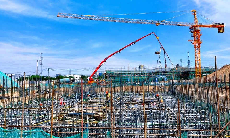 項目施工現場，一線建設者步履不停，隨著機械轟鳴鏗鏘“起舞”。郎宇飛 攝