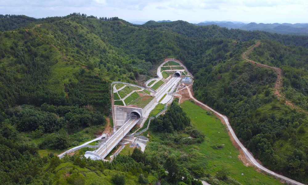該項目沿線地形地貌、地質(zhì)條件復雜，全線橋隧比達到83.73%，其中正線橋梁92座，隧道52座，路基15.29公里，重難點控制工程包括下黃田隧道、梅興亭隧道、何公塘隧道、五華特大橋、葉屋特大橋、東江特大橋等。圖為龍龍高鐵梅龍段彭屋隧道。