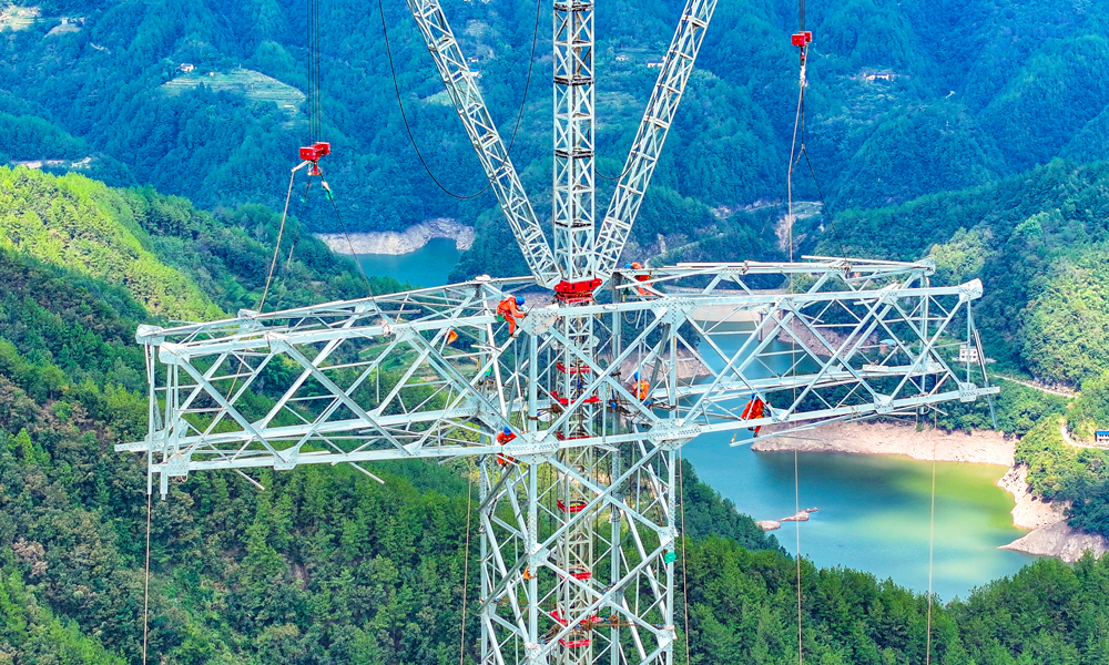 “寧電入湘”特高壓工程線路全長1634千米，是我國首條以輸送“沙戈荒”風(fēng)電光伏大基地新能源為主的電力外送大通道，也是我國“西電東送”的重要工程。