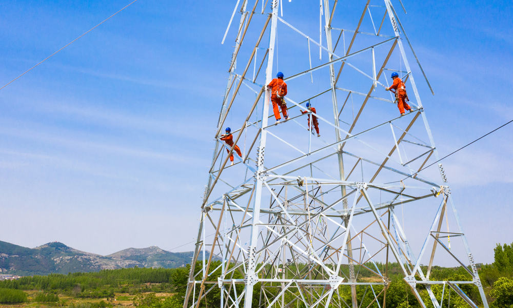 金秋時節，國家電網各單位組織施工人員抓緊電網建設“黃金期”，嚴格落實項目質量安全進度要求，有序開展組塔架線、安裝調試、檢查驗收等工作，奮力推進各級電網建設，為加快電網高質量發展、完成全年電網建設目標貢獻力量。圖為國家電網山東淄博供電公司施工人員在220千伏西里輸電線路工程（沂水段）開展組塔作業。