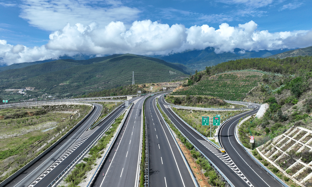 9月28日，隨著第一輛汽車疾馳而過“東馬場1號隧道”，標志著華（坪）麗（江）高速公路實現全線通車運營。該線路由中國建筑投資、建設、運營，全線設置互通式立交13處，服務區3處，停車區3處，采用雙向四車道高速公路標準建設，設計時速80公里。