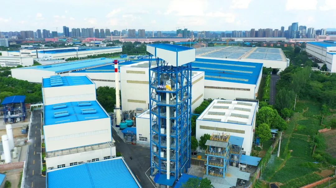 9月27日，東方電氣集團旗下東方鍋爐研制的世界最大化學(xué)鏈碳捕集裝備系統(tǒng)試驗成功。據(jù)悉，這是國際上首次實現(xiàn)化學(xué)鏈碳捕集裝備系統(tǒng)試驗成功，也是碳捕集技術(shù)領(lǐng)域的顛覆性創(chuàng)新。這項技術(shù)將為全球電力、供熱、石化、化工、油氣等行業(yè)的深度脫碳提供全新方案，對“雙碳”目標(biāo)的實現(xiàn)具有重要意義。