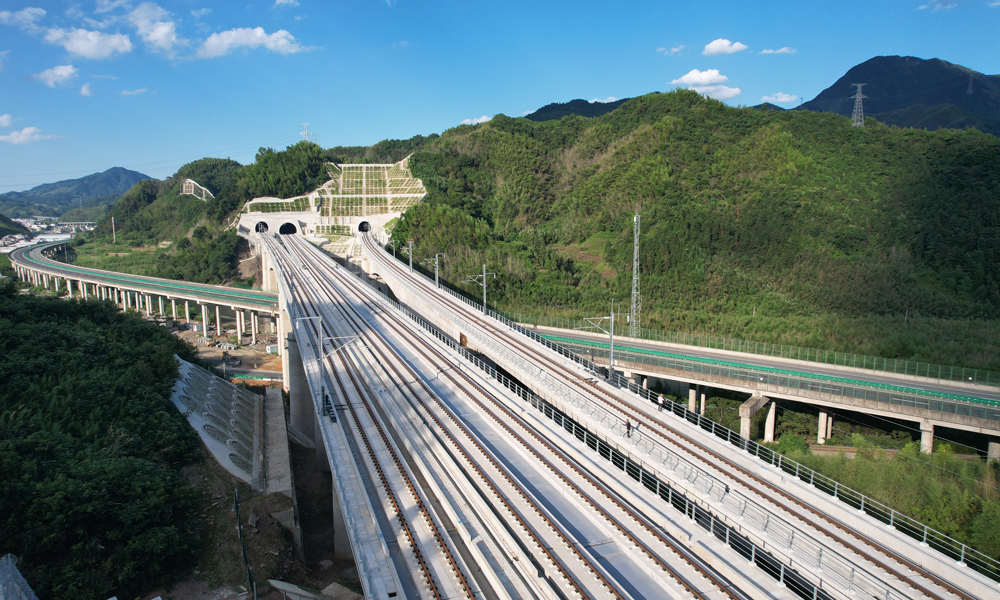 宣績高鐵建成通車后，將極大地縮短蘇皖贛等地時空距離，促進區域經濟的一體化發展，對于打造軌道上的長三角，開發沿線旅游資源，推動皖南國際文化旅游示范區建設，促進區域經濟高質量發展起到積極作用。圖為宣績高鐵揚溪跨S01溧黃高速公路大橋橋群。