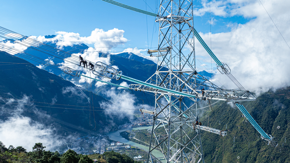 目前，川渝1000千伏特高壓交流輸電工程已進入貫通的最關(guān)鍵階段。該工程是我國西南地區(qū)首個特高壓交流工程，建成后將推動甘孜地區(qū)清潔水電輸送，為成渝地區(qū)雙城經(jīng)濟圈建設(shè)提供強有力電能保障。圖為國家電網(wǎng)施工人員開展附件安裝作業(yè)。