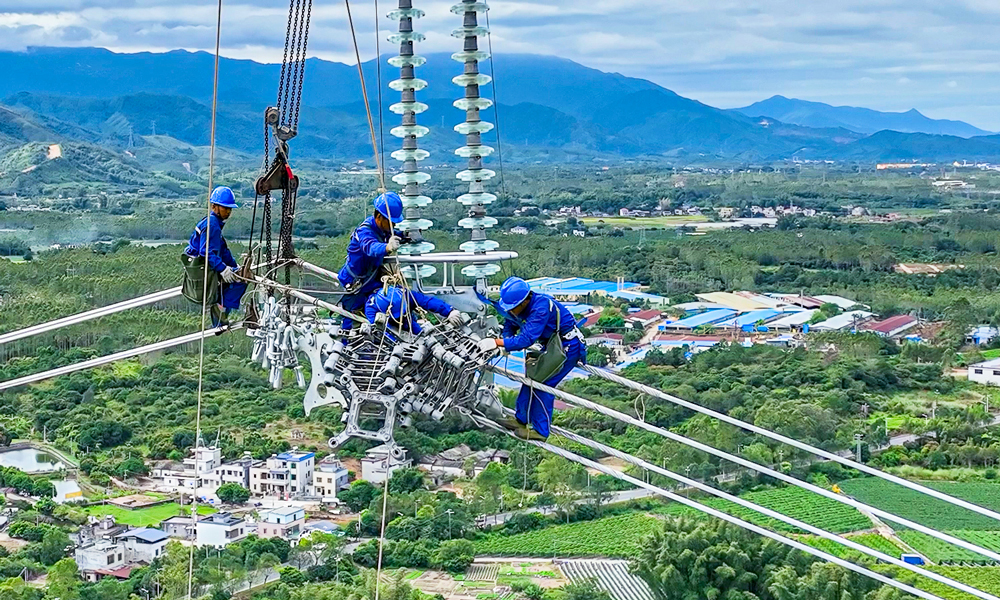 甲湖灣電廠擴建接入系統工程旨在滿足汕尾甲湖灣電廠擴建3號、4號機組發電送出需求，進一步完善粵東片區電網架構，提升粵東電力送往粵港澳大灣區承載力。工程計劃將于今年年底前全面建成投運。