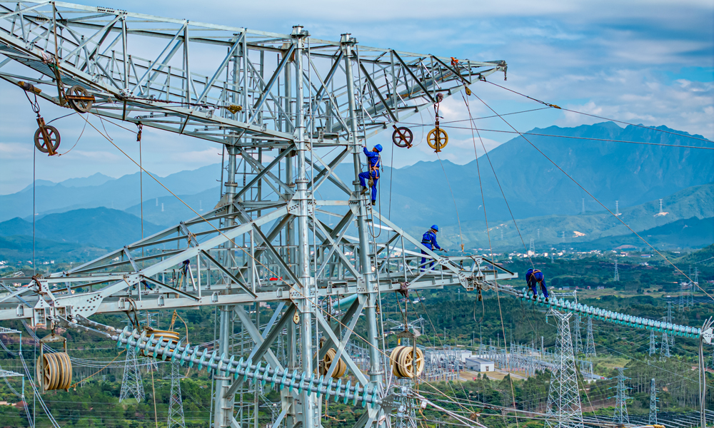 進入第四季度，南方電網廣東電網公司全力加快重點項目建設，進一步完善廣東電網網架結構，為全面完成“十四五”規劃目標任務奠定基礎，服務廣東經濟社會發展。 圖為近日，500千伏汕尾甲湖灣電廠機組擴建接入系統工程組塔架線施工現場。