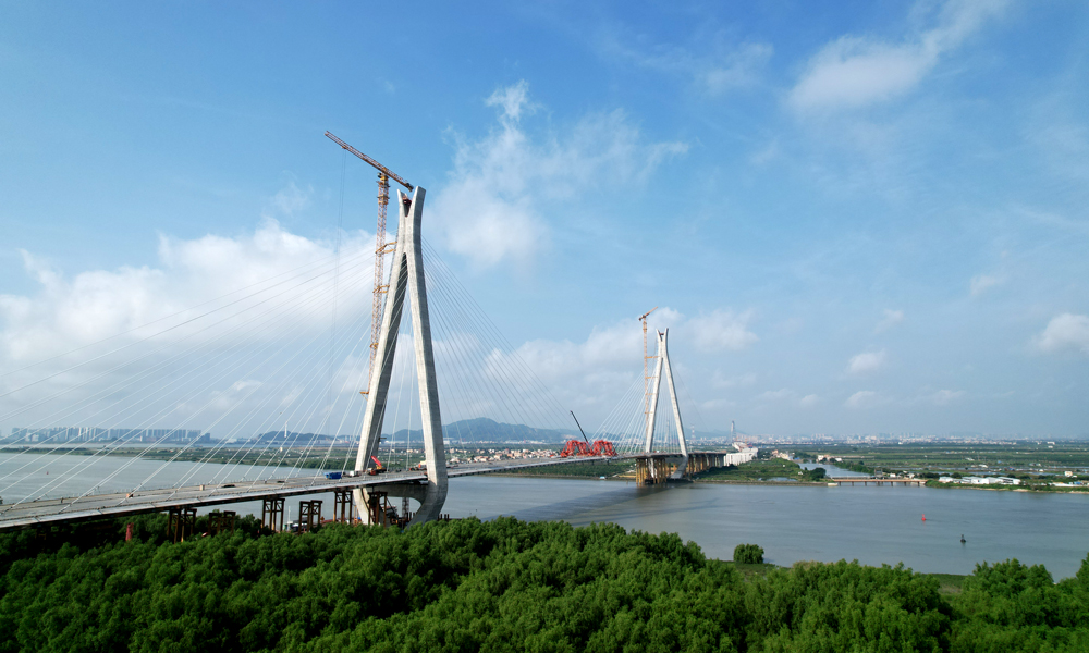 近日，中國中鐵旗下中鐵大橋局參建的南沙至中山高速公路主線(簡稱南中高速)和南沙聯絡線（萬頃沙支線）正式通車。