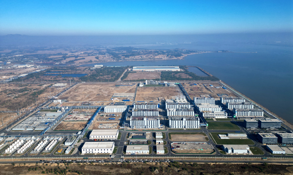 中國中化旗下?lián)P農(nóng)葫蘆島大型精細化工項目施工正酣。目前，一期一階段的5棟工藝主廠房已全部建成。其中，多效唑、菊酯、環(huán)己二酮3個生產(chǎn)車間已相繼開展試生產(chǎn)工作。同時，一期二階段的廠房建設(shè)和設(shè)備安裝已完成總體進度的50%，二階段項目計劃在2025年進入試生產(chǎn)。 