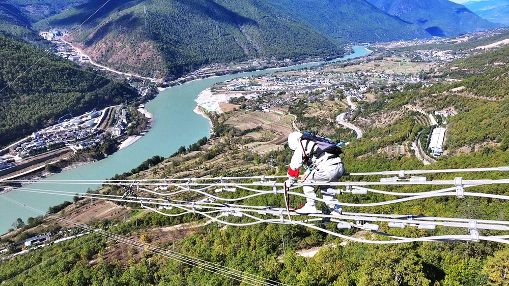 南方電網云南麗江供電局采用帶電作業的方式，跨越金沙江對500千伏建太甲線進行缺陷處理，為電網迎峰度冬保供電提供有力保障，有效保障居民溫暖過冬。