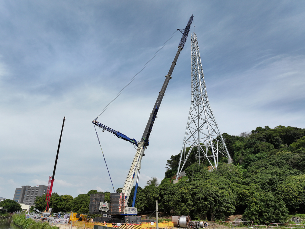 在廣東汕頭500千伏澄海站配套220千伏線路二期工程現場，施工人員應用重型起重機整體吊裝鐵塔提升立塔效率。該工程計劃年底前全面投產，完善粵東一帶電網架構。