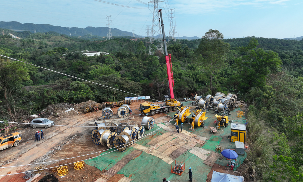 近日，南方電網加快年度電網重點項目建設，全力保障粵港澳大灣區經濟社會發展用電需求。圖為500千伏廣東云浮云城輸變電工程線路架設現場。