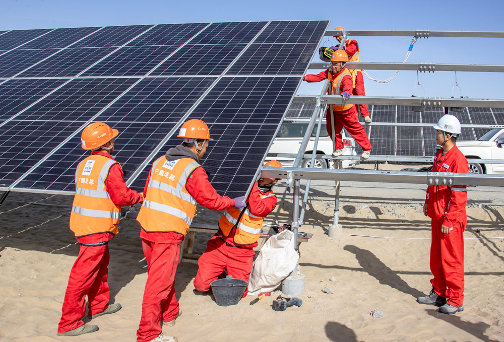 據了解，該項目建成后，年平均發電量為205.3323萬兆瓦時，項目投運后每年可節約標煤61.7萬噸，相應每年可減排二氧化碳約160萬噸。項目對于增強巴州地區電網穩定性，帶動當地經濟發展，具有重大意義，社會效益、經濟效益和環保效益十分顯著。圖為施工人員安裝光伏面板。