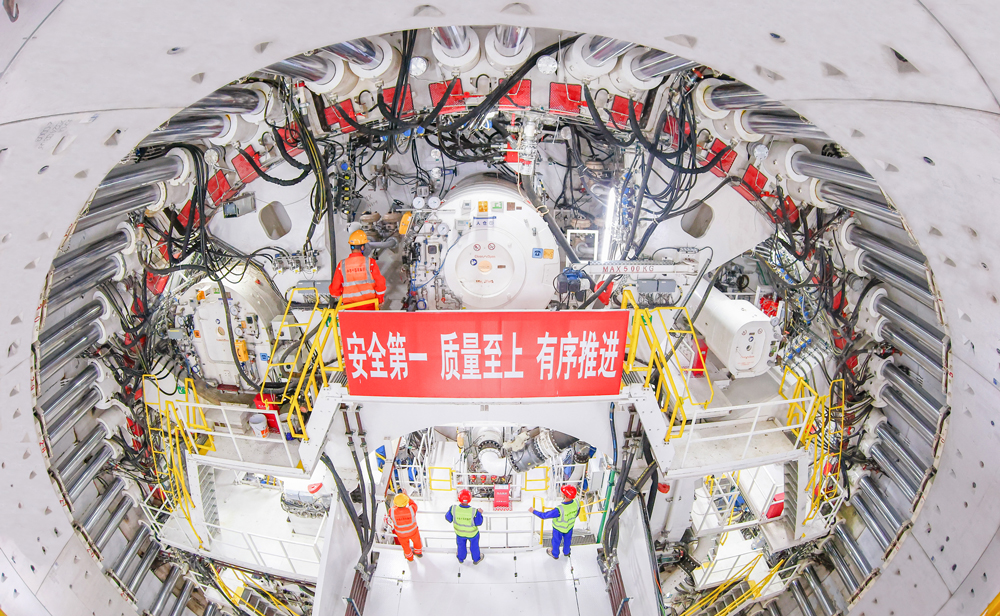 濟南市黃崗路穿黃隧道是濟南踐行“黃河流域生態保護和高質量發展”國家戰略的標桿性工程，工程南起藍翔中路，終點與在建G309互通立交相銜接，全長約5755米，雙向6車道，設計時速60公里，是世界最大直徑水下盾構隧道。施工中，隧道長距離穿越疊合地層，最深覆土厚度達49.2米，最大水土壓力6.3巴，先后下穿黃河兩岸大堤、黃河，掘進過程中沉降控制要求高，施工難度大。圖為盾構隧道內景。